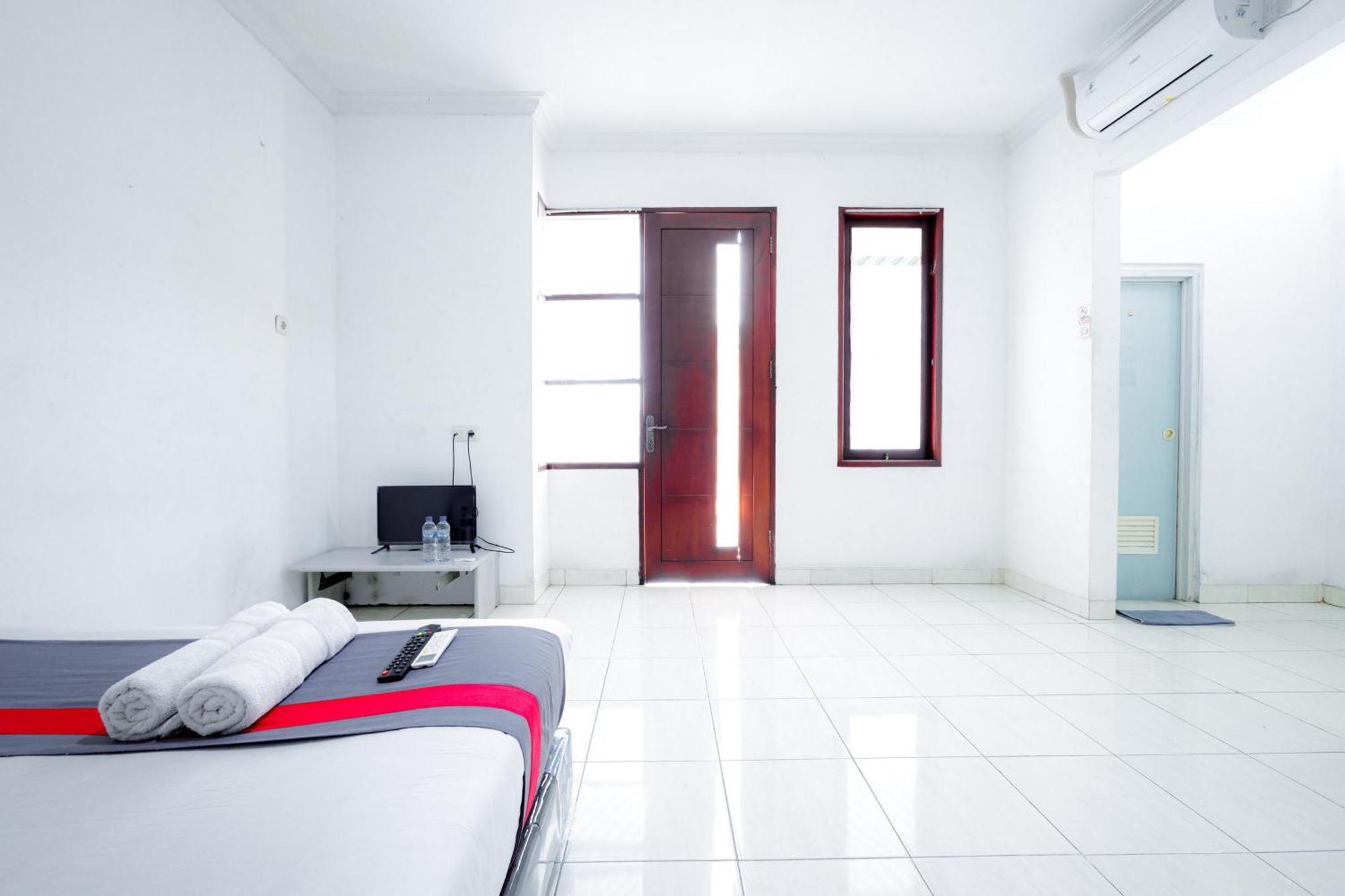 J&B Rooms Tomang Jakarta Mitra Reddoorz Eksteriør bilde