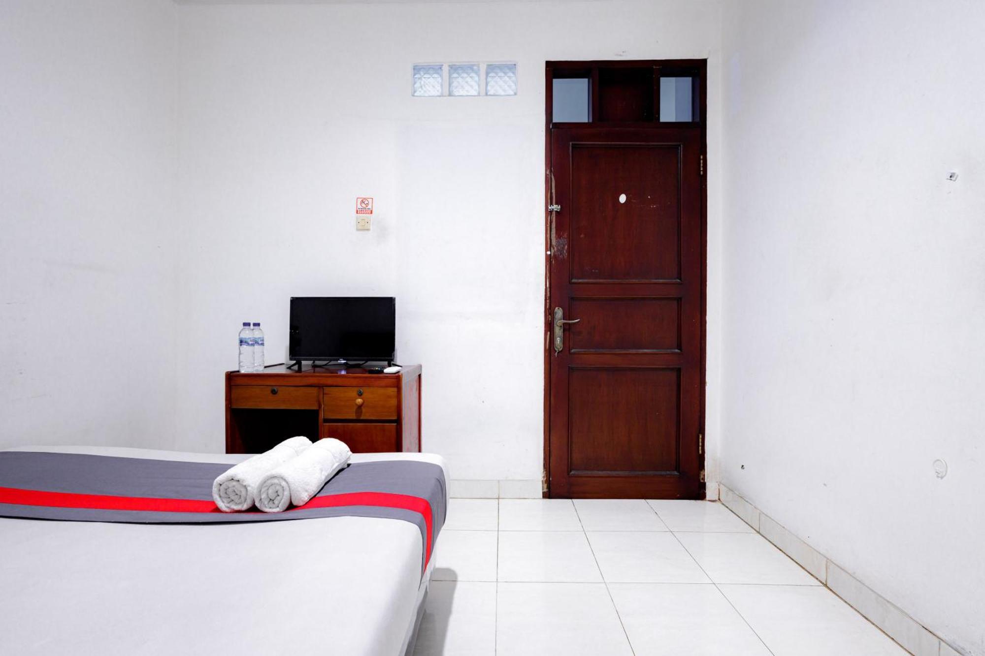 J&B Rooms Tomang Jakarta Mitra Reddoorz Eksteriør bilde