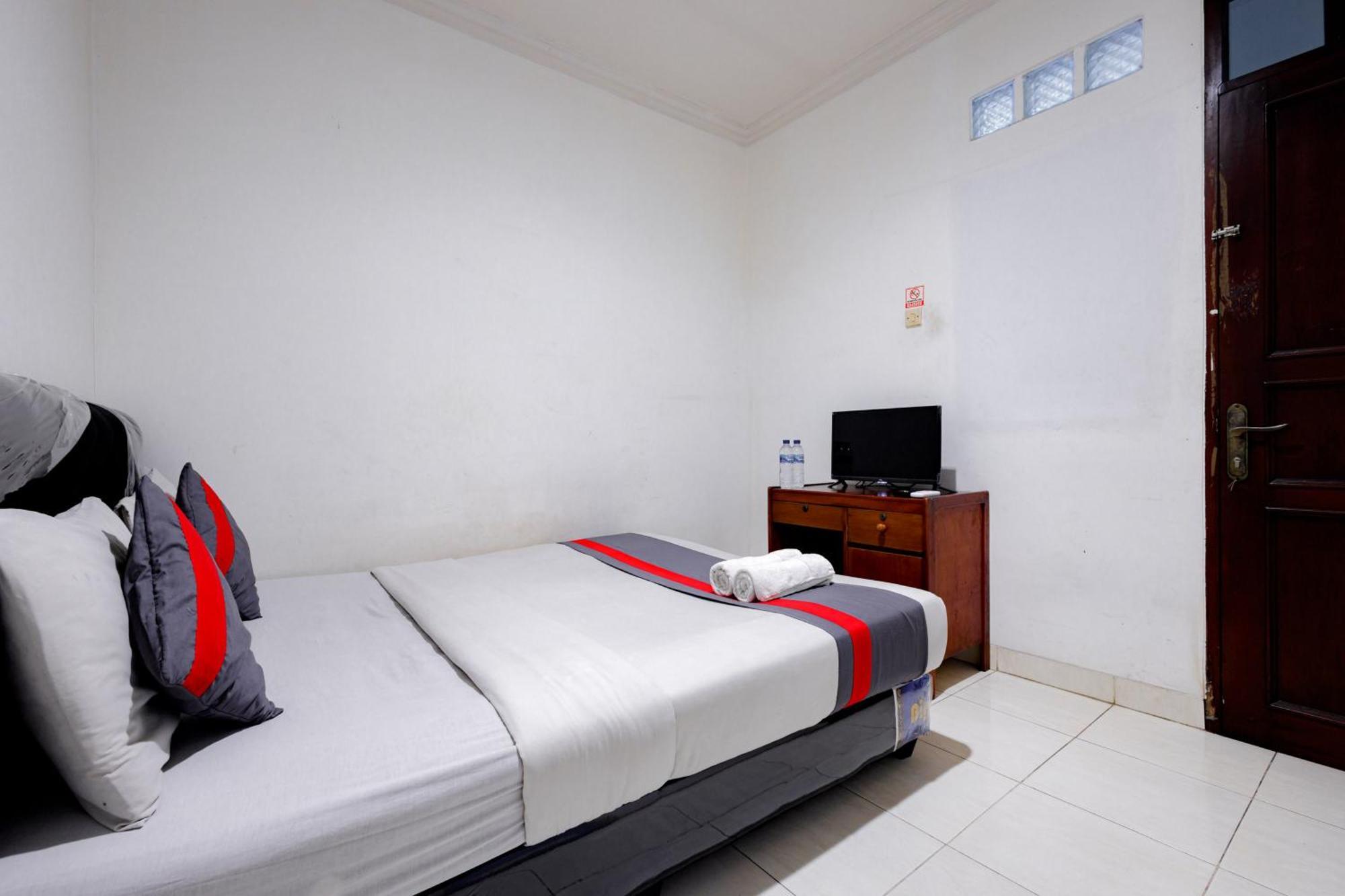 J&B Rooms Tomang Jakarta Mitra Reddoorz Eksteriør bilde